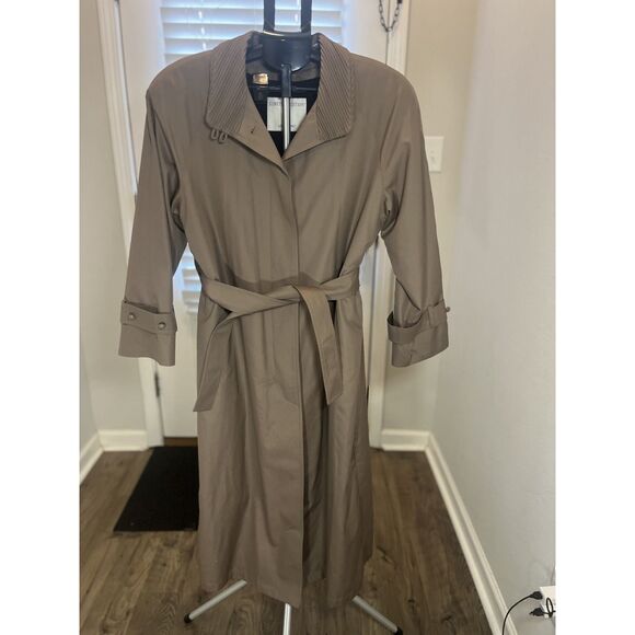 London Fog Jackets & Blazers - London Fog Limited Edition Women's Trench Coat size 6 reg- Vintage